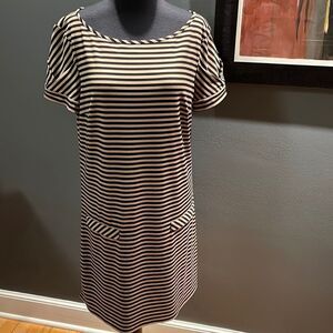 Laundry by Design tan/black stretch short overlapping tulip sleeve shift midi. M